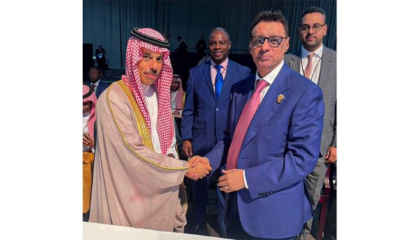 Le ministre de l’Économique s’entretient avec des participants au 15ème Sommet du Brics Le ministre de l’Économique s’entretient avec des participants au 15ème Sommet du Brics