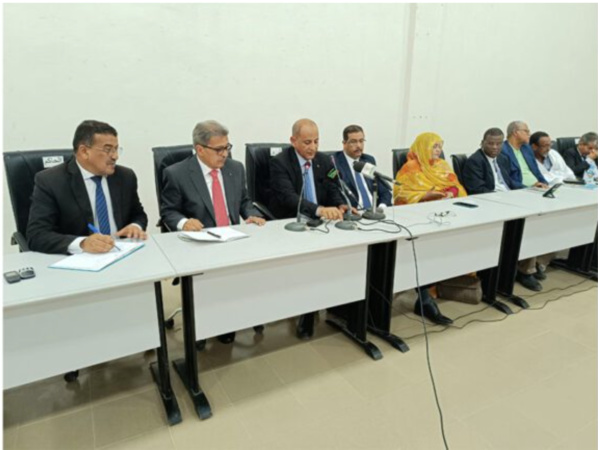 Le ministre de l’Hydraulique tient une réunion avec des élus, des citoyens et des militants des OSCs de Nouadhibou