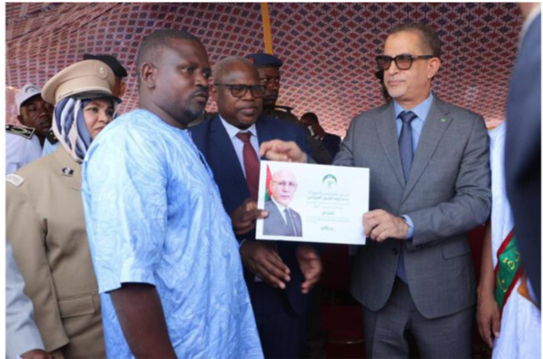 Taazour offre des cartes d’assurance maladie à des dockers retraités et 10.000 bonbonnes de gaz butane à Nouakchott Sud