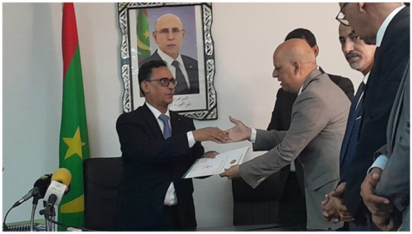 Le Ministre de la Culture remet une licence d’exploitation commerciale à télévision Sahara 24 Le Ministre de la Culture remet une licence d’exploitation commerciale à télévision Sahara 24