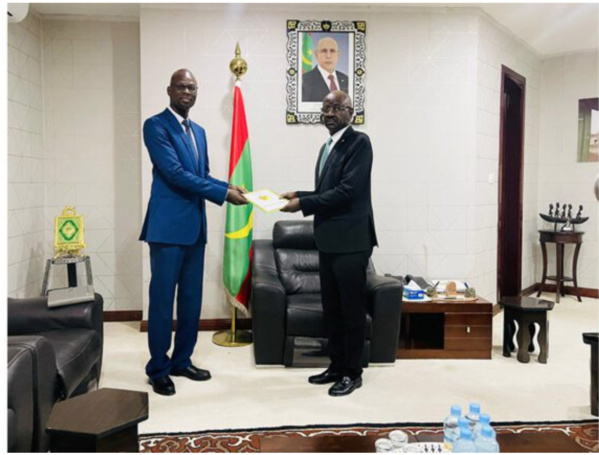 Le ministre des Affaires étrangères reçoit les copies figurées des lettres de créance du nouvel ambassadeur du Sénégal Le ministre des Affaires étrangères reçoit les copies figurées des lettres de créance du nouvel ambassadeur du Sénégal