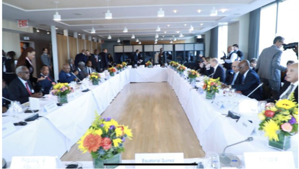 Le Président de la République participe à un déjeuner offert par le Chancelier allemand Le Président de la République participe à un déjeuner offert par le Chancelier allemand