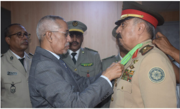 Le ministre de la Défense nationale décore le secrétaire général de l’Alliance militaire islamique contre le terrorisme Le ministre de la Défense nationale décore le secrétaire général de l’Alliance militaire islamique contre le terrorisme