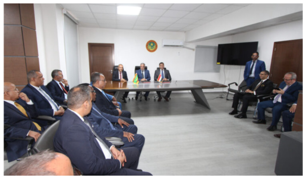 Le ministre de l’Équipement signe la prorogation d’un protocole d’entente avec les “Entrepreneurs Arabes” relatif à l’étude du “Projet Tramway” Le ministre de l’Équipement signe la prorogation d’un protocole d’entente avec les “Entrepreneurs Arabes” relatif à l’étude du “Projet Tramway”