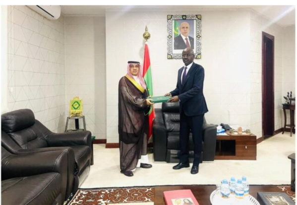 Le ministre des Affaires étrangères reçoit une invitation du Serviteur des Deux Saintes Mosquées au Président de la République Le ministre des Affaires étrangères reçoit une invitation du Serviteur des Deux Saintes Mosquées au Président de la République