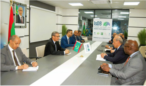 Le Gouverneur de la Banque Centrale de Mauritanie tient une séance de travail avec une délégation de la Banque Islamique de Développement Le Gouverneur de la Banque Centrale de Mauritanie tient une séance de travail avec une délégation de la Banque Islamique de Développement