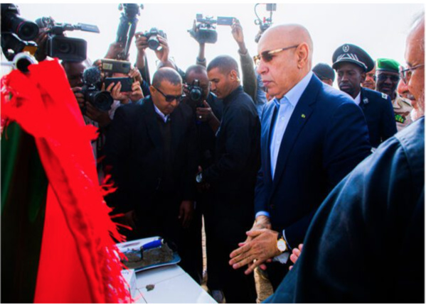 Le Président de la République pose la première pierre du projet de route Atar-Chenguitty Le Président de la République pose la première pierre du projet de route Atar-Chenguitty