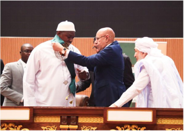 Le Président de la République remet au Président gambien le Prix africain pour la promotion de la paix Le Président de la République remet au Président gambien le Prix africain pour la promotion de la paix