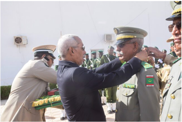 Le ministre de la défense nationale décore des officiers, sous-officiers, soldats et gendarmes