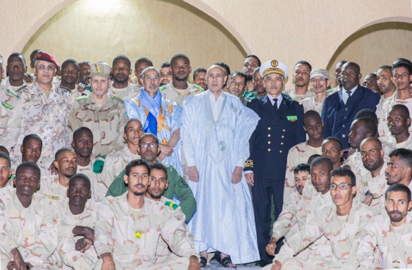 Le Président de la République se rend à Bir Moghrein pour un iftar avec les soldats