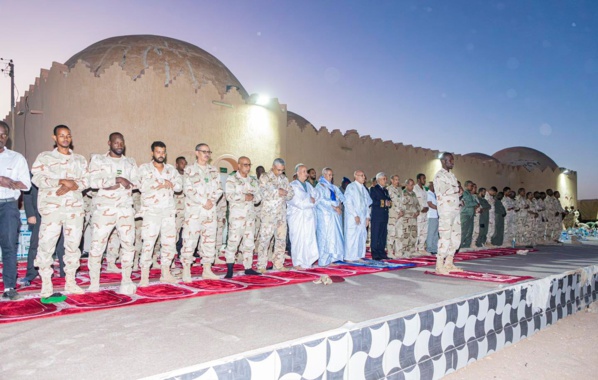 Le Président de la République regagne Nouakchott après avoir partagé l’Iftar avec un groupe de militaires à Bir-Moghrein Le Président de la République regagne Nouakchott après avoir partagé l’Iftar avec un groupe de militaires à Bir-Moghrein
