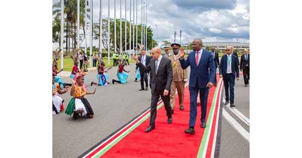 Le président de la République et président de l’Union africaine arrive à Nairobi Le président de la République et président de l’Union africaine arrive à Nairobi