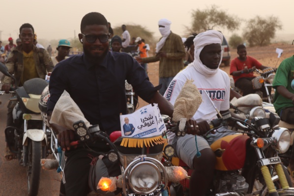 Kaédi : accueil motorisé de Taazour. On peut lire en arabe 