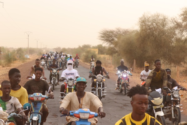 Kaédi : accueil motorisé de Taazour. On peut lire en arabe 