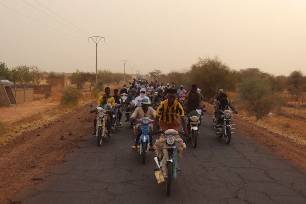 Kaédi : accueil motorisé de Taazour. On peut lire en arabe " merci Ghazouani " Kaédi : accueil motorisé de Taazour. On peut lire en arabe " merci Ghazouani "