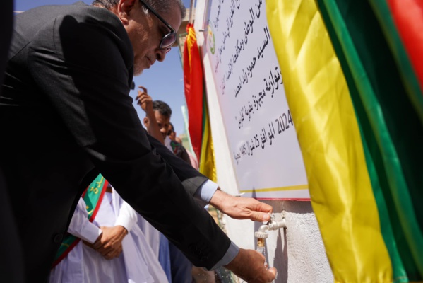 Le Délégué Général de TAAZOUR pose la première pierre d'une adduction d'eau potable dans le village d'Areyth et inaugure une boutique communautaire approvisionnée en vivres.