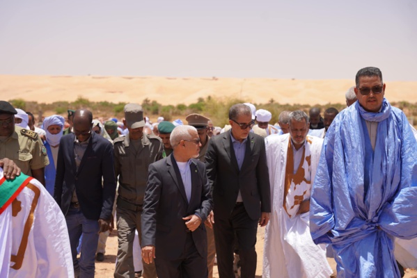 Le Délégué Général de TAAZOUR pose la première pierre d'une adduction d'eau potable dans le village d'Areyth et inaugure une boutique communautaire approvisionnée en vivres.