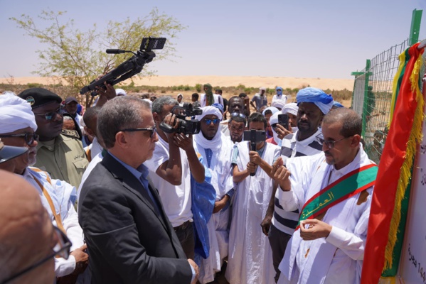 Le Délégué Général de TAAZOUR pose la première pierre d'une adduction d'eau potable dans le village d'Areyth et inaugure une boutique communautaire approvisionnée en vivres.