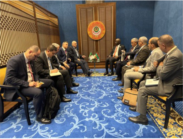 Le ministre des Affaires étrangères rencontre son homologue algérien Le ministre des Affaires étrangères rencontre son homologue algérien