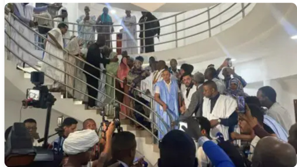 Dans les locaux du conseil constitutionnel : Aziz sous haute garde et Biram bloqué dans les escaliers Dans les locaux du conseil constitutionnel : Aziz sous haute garde et Biram bloqué dans les escaliers