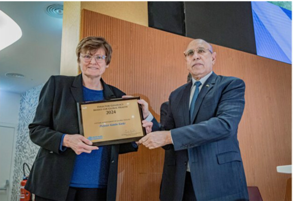 Le Président de la République, Président de l’UA, remet le Bouclier de l’OMS à une biochimiste hongroise Le Président de la République, Président de l’UA, remet le Bouclier de l’OMS à une biochimiste hongroise