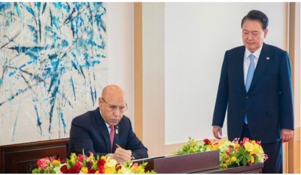 Le Président de la République, Président de l’Union africaine, signe le livre d’or des Personnalités de marque Le Président de la République, Président de l’Union africaine, signe le livre d’or des Personnalités de marque