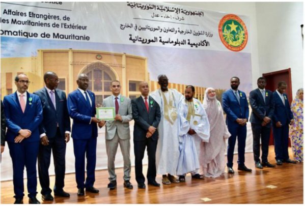 Au nom du Président de la République, le ministre des Affaires étrangères décore des fonctionnaires de son département Au nom du Président de la République, le ministre des Affaires étrangères décore des fonctionnaires de son département