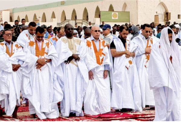 Le Président de la République accomplit la prière de l’Aïd al-Adha à Aïoun Le Président de la République accomplit la prière de l’Aïd al-Adha à Aïoun