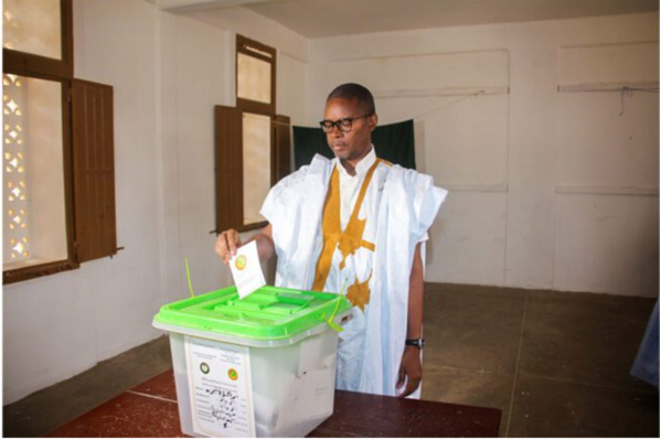 Le Premier ministre vote au bureau n ° 2 à l’école Imam Malik dans la moughataa de Riyad Le Premier ministre vote au bureau n ° 2 à l’école Imam Malik dans la moughataa de Riyad