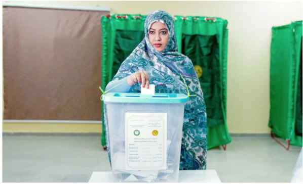 La première dame accomplit son devoir électoral dans le bureau N 1 à l’ école normale supérieure La première dame accomplit son devoir électoral dans le bureau N 1 à l’ école normale supérieure