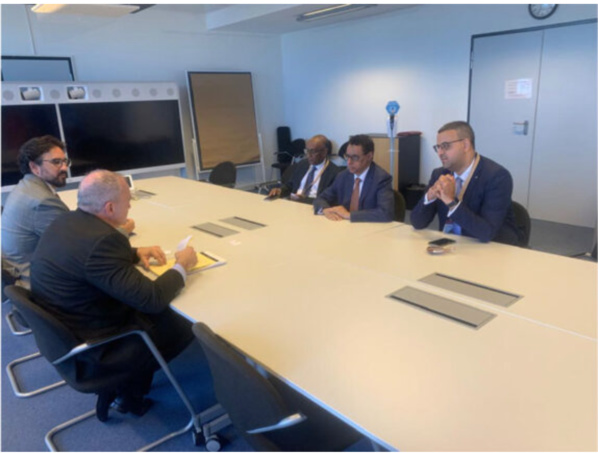 Le ministre de l’économie discute avec l’administrateur adjoint de l’USAID Le ministre de l’économie discute avec l’administrateur adjoint de l’USAID