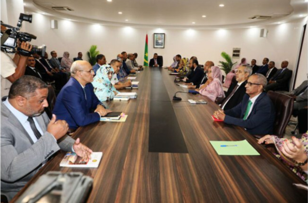 Le Premier ministre se réunit avec le staff de son cabinet Le Premier ministre se réunit avec le staff de son cabinet