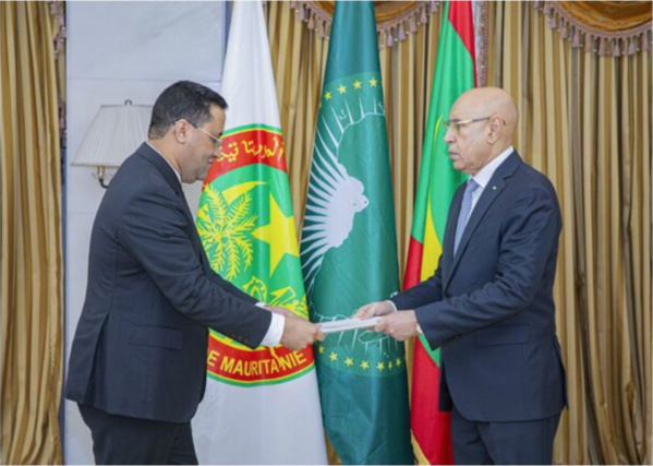 Le Président de la République remet au Premier ministre une lettre de missions pour la mise en œuvre des objectifs clés du programme « Mes ambitions pour la Patrie ». Le Président de la République remet au Premier ministre une lettre de missions pour la mise en œuvre des objectifs clés du programme « Mes ambitions pour la Patrie ».