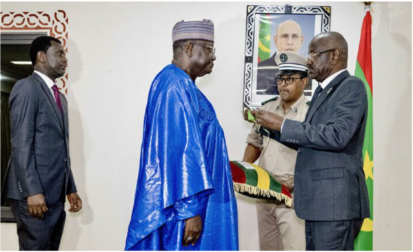 Le ministre des Affaires étrangères décore l’ambassadeur du Mali à l’occasion de la fin de sa mission Le ministre des Affaires étrangères décore l’ambassadeur du Mali à l’occasion de la fin de sa mission