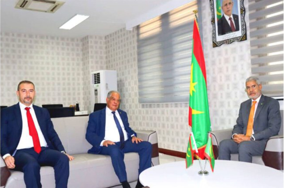 Le ministre de l’Economie et des Finances reçoit l’ambassadeur de l'Algérie Le ministre de l’Economie et des Finances reçoit l’ambassadeur de l'Algérie