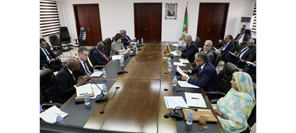 Des membres du gouvernement tiennent une séance de travail avec une mission conjointe de la Banque Mondiale et de la SFI Des membres du gouvernement tiennent une séance de travail avec une mission conjointe de la Banque Mondiale et de la SFI