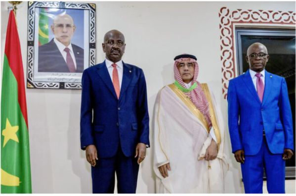 Le ministre des Affaires étrangères décore l’ambassadeur d’Arabie saoudite Le ministre des Affaires étrangères décore l’ambassadeur d’Arabie saoudite