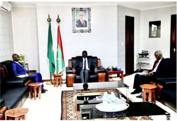 Le ministre des Affaires étrangères reçoit une copie des lettres de créance du nouvel ambassadeur du Mali Le ministre des Affaires étrangères reçoit une copie des lettres de créance du nouvel ambassadeur du Mali