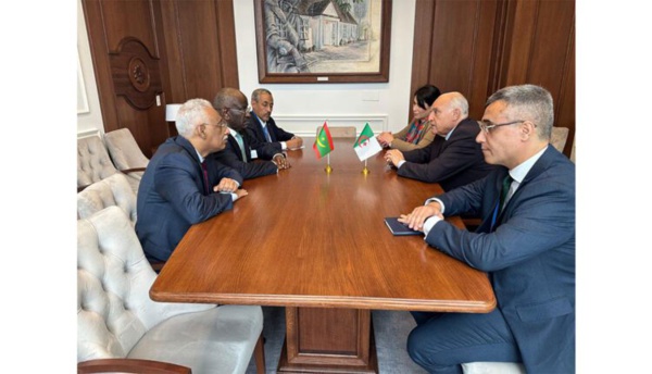 Le ministre des Affaires étrangères rencontre son homologue algérien Le ministre des Affaires étrangères rencontre son homologue algérien