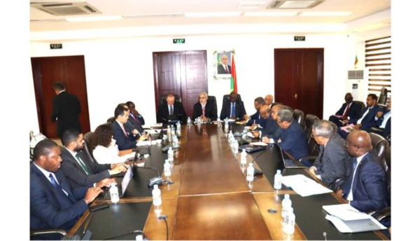 Le ministres de l’Économie et celui délégué chargé du budget tiennent une séance de travail avec une délégation du FMI Le ministres de l’Économie et celui délégué chargé du budget tiennent une séance de travail avec une délégation du FMI