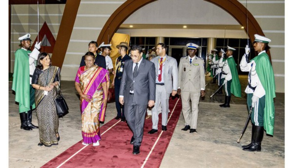 Départ de la présidente de l’Inde à l’issue d’une visite d’amitié et de travail dans notre pays Départ de la présidente de l’Inde à l’issue d’une visite d’amitié et de travail dans notre pays