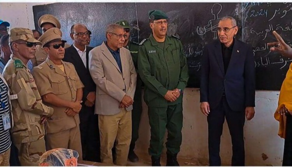 Le ministre de l’Intérieur visite le camp de réfugiés maliens de M’Berra Le ministre de l’Intérieur visite le camp de réfugiés maliens de M’Berra
