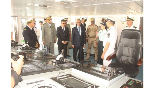 Le ministre de la défense rend visite au navire hôpital chinois “Salam” Le ministre de la défense rend visite au navire hôpital chinois “Salam”