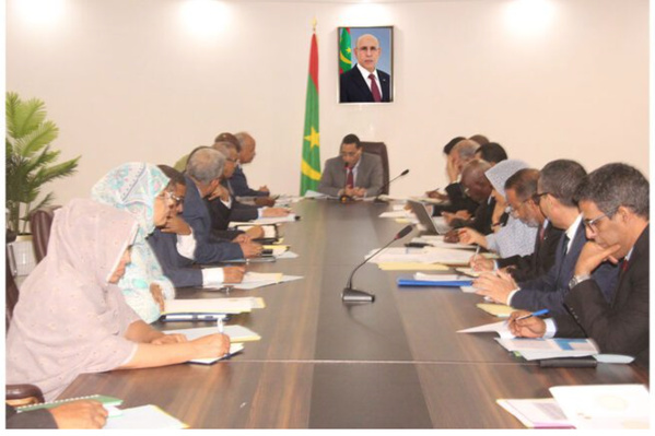 Le Premier ministre préside une réunion du comité ministériel chargé du suivi du programme spécial de renforcement de la résilience des populations de la wilaya du Hodh Charghi. Le Premier ministre préside une réunion du comité ministériel chargé du suivi du programme spécial de renforcement de la résilience des populations de la wilaya du Hodh Charghi.