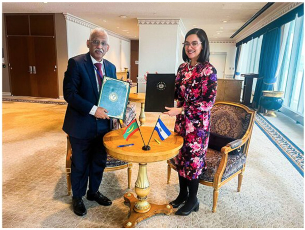 Le Représentant Permanent de la Mauritanie auprès de l’ONU et celle du Salvador signent une déclaration conjointe pour établir les relations diplomatiques entre les deux pays Le Représentant Permanent de la Mauritanie auprès de l’ONU et celle du Salvador signent une déclaration conjointe pour établir les relations diplomatiques entre les deux pays
