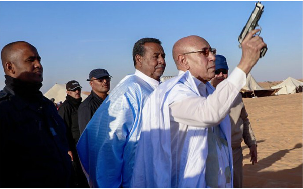 Le Président de la République donne le signal du lancement du tir à la cible et de la course de chameaux Le Président de la République donne le signal du lancement du tir à la cible et de la course de chameaux