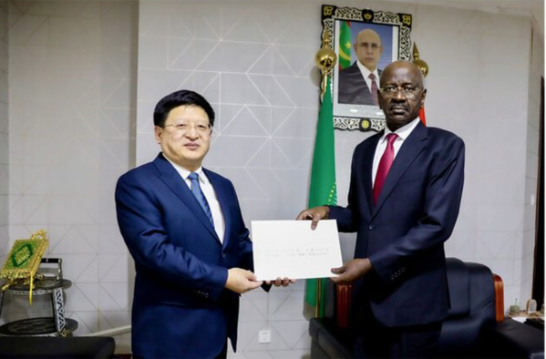 Le ministre des affaires étrangères reçoit une copie des lettres de créance du nouvel ambassadeur de Chine Le ministre des affaires étrangères reçoit une copie des lettres de créance du nouvel ambassadeur de Chine