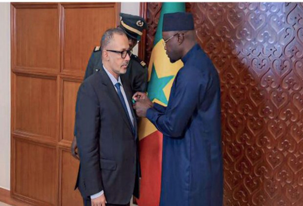 Le Premier ministre sénégalais décerne décore le Président du patronat mauritanien de l’ordre de Commandeur de l’Ordre au nom du Président de la République du Sénégal Le Premier ministre sénégalais décerne décore le Président du patronat mauritanien de l’ordre de Commandeur de l’Ordre au nom du Président de la République du Sénégal