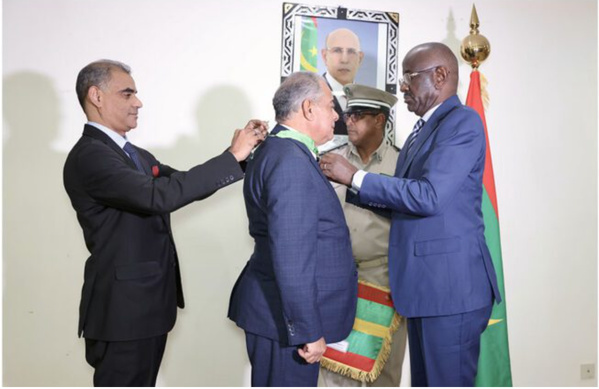 Le ministre des Affaires étrangères décore l’ambassadeur d’Algérie en fin de mission en Mauritanie Le ministre des Affaires étrangères décore l’ambassadeur d’Algérie en fin de mission en Mauritanie