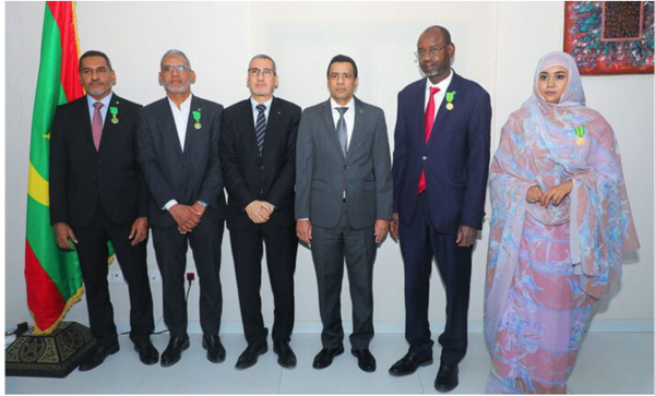 Le gouverneur de la BCM décore des fonctionnaires de la banque Le gouverneur de la BCM décore des fonctionnaires de la banque